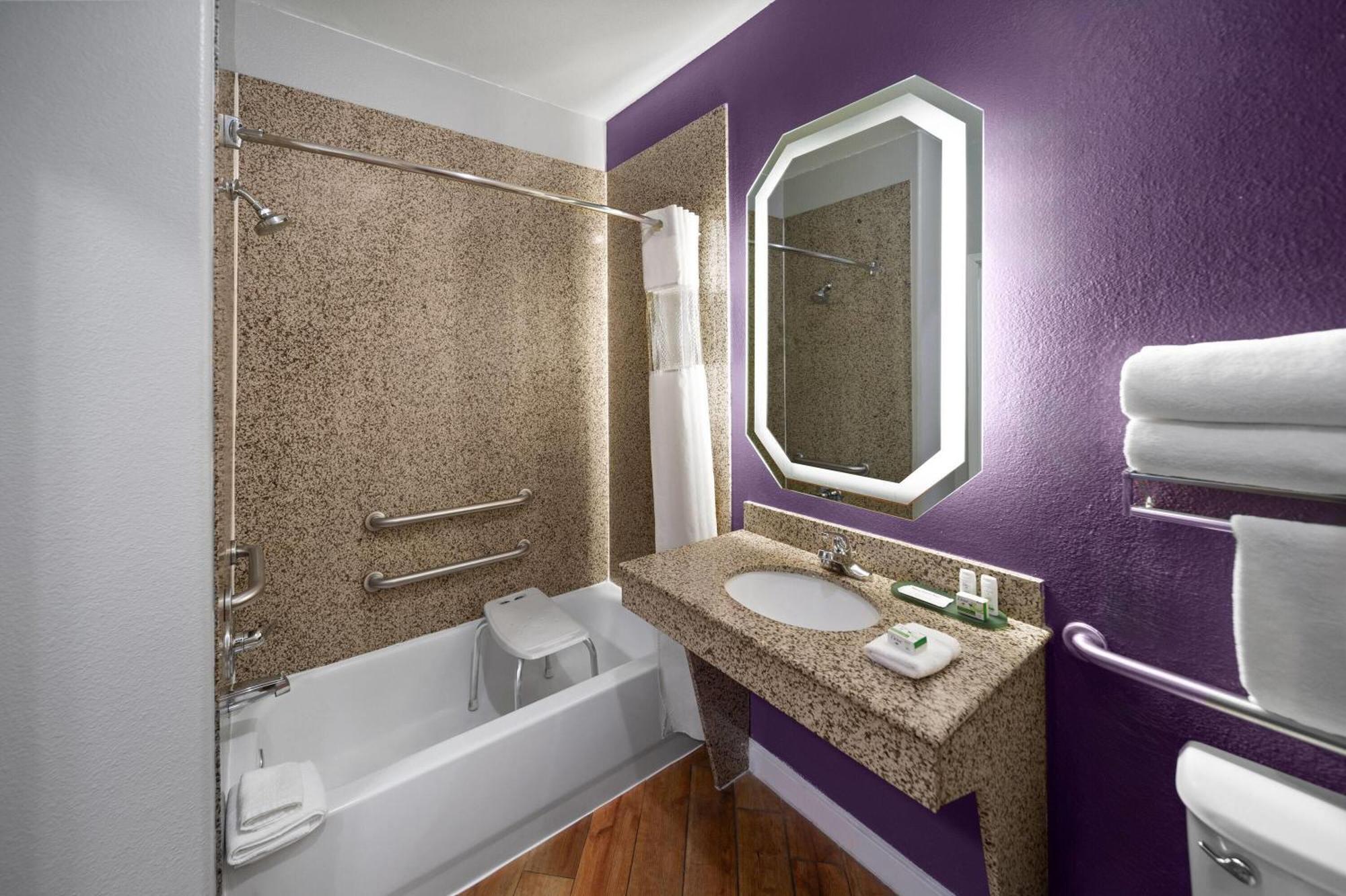 Queen Room Two Queen Beds Bath Tub Mobility or Hearing Access Non-Smoking,1685077998:JPEG